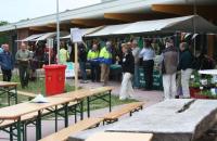 Dat de zon niet altijd scheen tijdens onze evenementen bleek wel uit deze herinnering van mevrouw Leentvaar:  “Door storm en regen, niemand hield ons tegen. En als het dan niet anders kan, ga je binnen verder met je activiteiten. Toch waren er kinderen buiten op zoek naar slakken, stonden er nog kramen overeind en speelde de gitarist gewoon verder. Ondanks het weer, zag alles er feestelijk uit.”