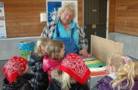 Vanaf het begin een grote hit! Je kinderfeestje vieren op de kinderboerderij. Dat de feestvierders dan flink de handen uit de mouwen moeten steken wordt niet erg gevonden! Inmiddels hebben we mooie overalls, bezems en kruiwagens op maat. Onveranderd is het enthousiasme waarmee het boerderijteam de jarige en zijn of haar gasten ontvangt. 
