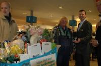 Er zijn een heleboel mensen die De Helderse Vallei een warm hart toedragen. We worden regelmatig verrast met lieve initiatieven van particulieren en verenigingen.  Zo mocht boer John namens Mevrouw Hoff en Carnavalsvereniging Krabbetukkers in 2016 gratis winkelen bij AH Kats in de Schooten. Er kon echt niet meer op dat karretje! 