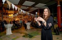 En zo trapten wij het Jubileumjaar vol enthousiasme af op 7 maart 2020. Een avond gezelligheid voor het team en alle vrijwilligers. Een week later was er van de feestvreugde nog maar weinig over, want toen sloot De Helderse Vallei haar deuren ten gevolge van de coronacrisis voor maar liefst 2 1/2 maand. We misten elkaar, de vrijwilligers, de bezoekers, de scholen en de bedrijvigheid. Maar onze boodschap werd dringender dan ooit: zorg goed voor jezelf, zorg goed voor elkaar en zorg goed voor de omgeving! Hoe dan ook, we zullen dit jubileumjaar niet snel vergeten! Op naar volgend jaar! 
