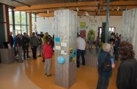 Hoera! Op 10 juni 2020 bestond De Helderse Vallei 10 jaar!  Op deze dag, 10 jaar geleden, openden we voor het eerst onze deuren.  Nog niet alles was klaar, maar toch maakten we er samen met vele andere partijen een feestelijke dag van. Koe Noortje betrad voor de eerste keer haar stal en de gloednieuwe expositie kon binnen worden bekeken. 
