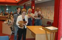 Dat De Helderse Vallei al snel geliefd was binnen Den Helder werd duidelijk toen we in het eerste openingsjaar maar liefst 50.000 bezoekers mochten tellen. Daar wilden we ook de gemeenteraad mee feliciteren. Geheel tegen de regels in bezochten we met het team én de dieren van de kinderboerderij de raadsvergadering. We lieten een pot ‘vergeetmeniet’ zaadjes achter om de raad te vragen ons niet te vergeten. 