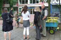 Dat De Helderse Vallei al snel geliefd was binnen Den Helder werd duidelijk toen we in het eerste openingsjaar maar liefst 50.000 bezoekers mochten tellen. Daar wilden we ook de gemeenteraad mee feliciteren. Geheel tegen de regels in bezochten we met het team én de dieren van de kinderboerderij de raadsvergadering. We lieten een pot ‘vergeetmeniet’ zaadjes achter om de raad te vragen ons niet te vergeten. 