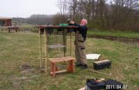 Het buitenterrein kon in 2010 veel liefde en aandacht gebruiken. Het is bijna niet meer voor te stellen hoe ‘kaal’ het toen was. Vrijwilligers van de KNNV en Landschap Noord-Holland bogen zich liefdevol over de aanleg van een wilde bloementuin en de Vogelwerkgroep zorgden voor de inrichting van de vogeltuin.