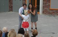 De basisscholen, die ons voorheen kenden van De Groene Poolster, werden in 2010 verrast met een klein cadeautje: een mezenkastje voor op het schoolplein. De ondersteuning die van oudsher vooral door middel van leskisten werd gedaan, kon vanaf nu flink worden uitgebreid met expositiebezoeken, veldwerklessen en excursies.
