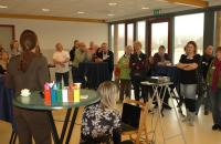 In de maanden vooraf aan onze opening in 2010 ontvingen we veel enthousiaste reacties op onze oproep voor vrijwilligers. Hier zie je de foto’s van de allereerste kennismaking van de vrijwilligers met het team van De Helderse Vallei en met elkaar. Aan de hand van een foto of voorwerp stelde men zich aan elkaar voor. Wist je dat veel van de vrijwilligers van het eerste uur nog steeds bij ons actief zijn? We hebben dan ook al heel wat jubilea gevierd!  