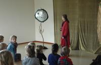 Waar nu ons Bosatelier is ingericht, was het in 2010 nog erg leeg. De eerste activiteit die daar plaatsvond was theatervoorstelling ‘Wind en Konijn’ door verhalenvertelster Marjo Dames. 